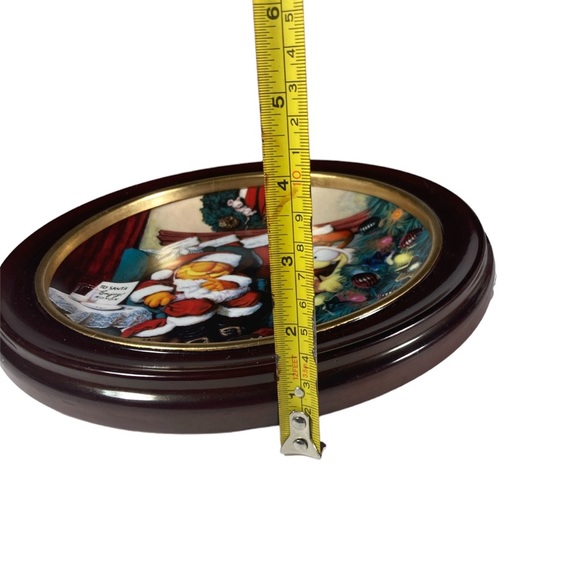 NOT A FAT CAT WAS STIRRING Garfield Christmas Plate Danbury Mint Wooden Holder - Picture 5 of 6